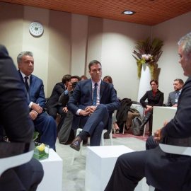 Sánchez, con Lenin Moreno (i), Iván Duque (d) y Carlos Álvaro Quesada, hoy en Davos. EFE/Borja Puig de la Bellacasa