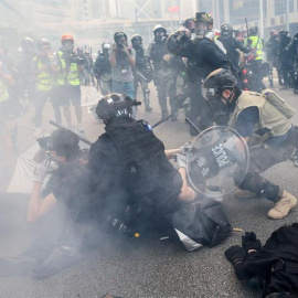 La policía actuando en las protestas. EFE/EPA/JEROME FAVRE