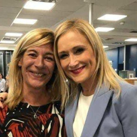 Amalia Calonge, abrazada a la presidenta madrileña, Cristina Cifuentes.