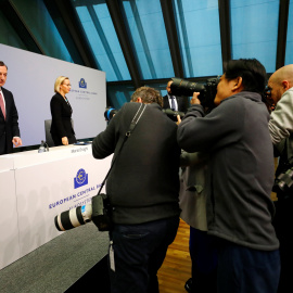 El presidente del BCE, Mario Draghi, posa ante los fotógrafos a su llegada a la rueda de prensa tras la reunión del Consejo de Gobierno de la entidad, en Fráncfort. REUTERS/Kai Pfaffenbach