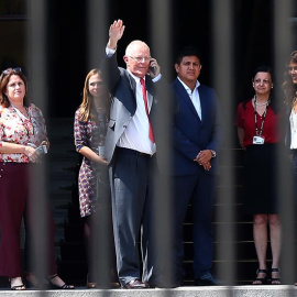 Kuczynski deja el Palacio de Gobierno tras presentar su renuncia. EFE/Ernesto Arias