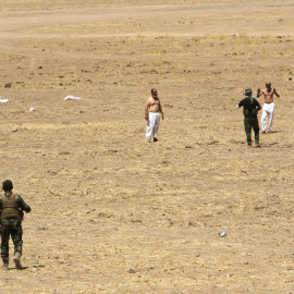 Dos desplazados se acercan a combatientes de las fuerzas kurdas cerca de Musul, Irak.- REUTERS/Azad Lashkari