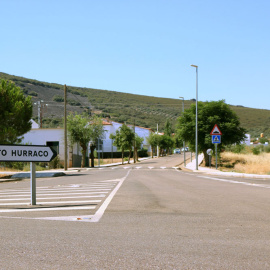 Vista de la entrada al pequeño municipio pacense de Puerto Hurraco, donde en el verano de 1990  nueve de sus vecinos murieron a manos de los hermanos Antonio y Emilio Izquierdo. EFE/Raúl Haba
