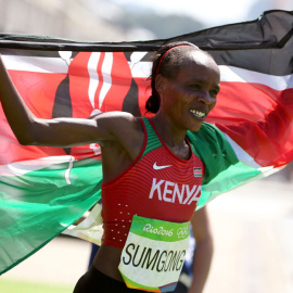 Sumgong celebra su victoria en el maratón femenino. REUTERS/Sergio Moraes