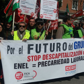Protesta de los trabajadores de Endesa frente a la Embajada de Italia en Madrid. TWITTER UGT