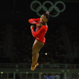 Simone Biles, durante su ejercicio. REUTERS/Mike Blake