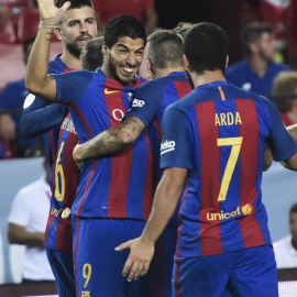 Luis Suárez celebra con sus compañeros su gol al Sevilla. EFE/Raúl Caro