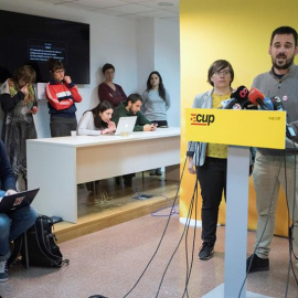 Lluc Salellas y Mireia Boya comparecen en la sede de CUP. - EFE
