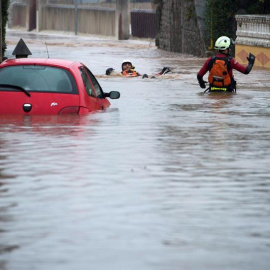 Vista del río Saja a la altura de la fábrica de Solvay, en la localidad cántabra de Barreda. EFE/Pedro Puente Hoyos