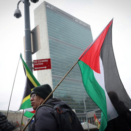Manifestantes se reúnen frente a la sede de las Naciones Unidas.
