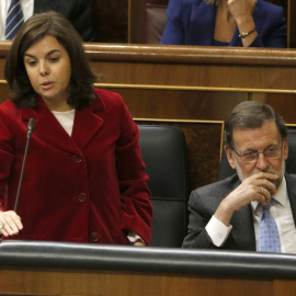 La vicepresidenta del Gobierno en funciones, Soraya Sáez de Santamaria, jura durante la sesión constitutiva de la Cámara Baja, que ha inaugurado la XI legislatura. A la derecha el presidente del Gobierno en funciones, Mariano Rajoy. EFE/J. 