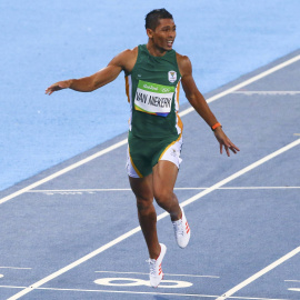 Wayde van Niekerk ha ganado la medalla de oro en los 400 metros lisos batiendo el anterior récord del mundo. REUTERS/David Gray