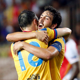El capitán del valencia, Daniel Parejo, abraza a su compañero Javier Fuego.- ERIC GAILLARD (REUTERS)