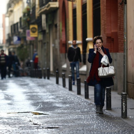 Una mujer pasea con un cigarrillo en la mano. El tabaco es una de las principales causas de la aparición del cáncer/EUROPA PRESS