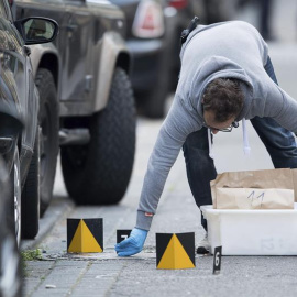 Un policía recoge pruebas en la calle Flandrische en Colonia (Alemania)/EFE