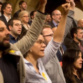 Los cuatro diputados de la CUP (de derecha a izquierda) Natàlia Sànchez, Vidal Aragonés, Maria Sirvent y Carles Riera cantan 'Els Segadors' al final del pleno de constitución de la legislatura, el pasado mes de enero. EFE/Quique García