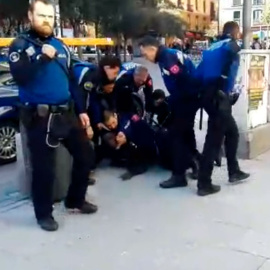 Varios agentes de la Policía Municipal detienen a un joven senegalés en la Plaza de Lavapiés de Madrid.- PÚBLICO