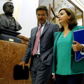 La vicepresidenta del Gobierno, Soraya Sáenz de Santamaría, con el ministro de Justicia, Rafael Catalá, a su llegada al pleno del Congreso que debate sobre el proyecto de Ley de Presupuestos para 2016. EFE/Sergio Barrenechea