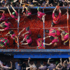 La Tomatina de Buñol es una de las fiestas más internacionales de nuestro país. En la imagen, vista de un camión pasando por la calle principal en la edición de este año. REUTERS