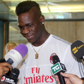 Mario Balotelli, tras pasar el reconocimiento médico con su nuevo equipo este martes. EFE