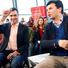 El secretario general del PSOE, Pedro Sánchez (izda), acompañado por el líder de los socialistas gallegos, Gonzalo Caballero, participa en una asamblea abierta con militantes y otros ciudadanos sobre pensiones dignas. EFE/ Cabalar