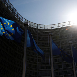 Bandera de la UE en las oficinas de la Comisión Europea en Bruselas. / Reuters