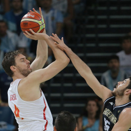 Gasol tira a canasta durante el partido contra Argentina. REUTERS/Jim Young