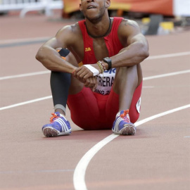 El español Yidiel Contreras descansa tras competir en una serie de 110 metros vallas masculinos. /EFE