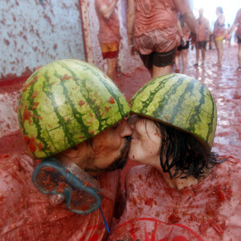 Una pareja se besa una vez terminada la Tomatina. EFE