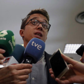 El diputado de Podemos, Iñigo Errejón, hace declaraciones en el Congreso de los Diputados, por las últimas informaciones aparecidas sobre Cristina Cifuentes. EFE/Javier Lizón