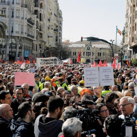 Miles de personas se manifiestan en Valencia en defensa de unas pensiones dignas en una concentración promovida por sindicatos y organizaciones ciudadanas. EFE/ Juan Carlos Cárdenas