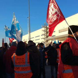 Imagen de la concentración de los trabajadores de Amazon en San Fernando de Henares./ EP