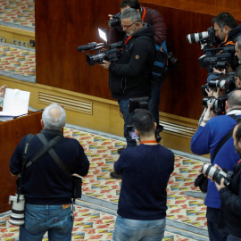 La presidenta de la Comunidad de Madrid, Cristina Cifuentes, durante el pleno de la Asamblea de Madrid celebrado hoy en medio de la polémica por las calificaciones del máster universitario de la presidenta regional. EFE