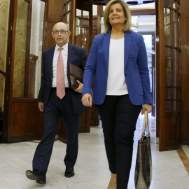 La ministra de Empleo, Fátima Báñez, con el ministro de Hacienda, Cristóbal Montoro, a su llegada al Congreso donde tiene lugar por segundo día el debate de totalidad del proyecto de Ley de Presupuestos para 2016. EFE/Sergio Barrenechea