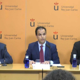 El rector de la URJC y los profesores del máster, en rueda de prensa. / EP