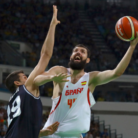 Mirotic intenta una canasta ante Mainoldi. REUTERS/Jim Young