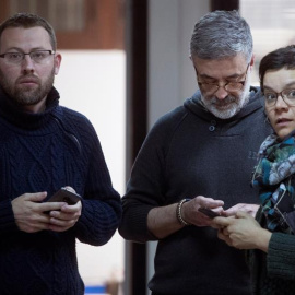 El cabeza de lista de CUP, Carles Riera (c), junto a Vidal Aragonés (i) y Natalia Sánchez (d), en la sede del partido este miércoles. EFE/Marta Pérez