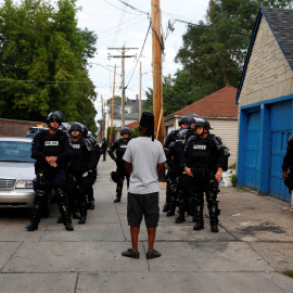 La Policía acordona la zona donde tuvieron lugar las protestas en Milwaukee.  REUTERS/Aaron P. Bernstein