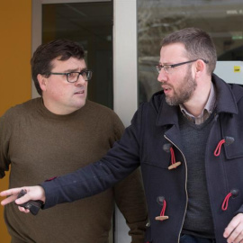 El diputado de la CUP, Vidal Aragonés (d), llega a la sede de la formación donde se reúne su consejo político para decidir el voto en la sesión de investidura de Jordi Turull como presidente de la Generalitat convocada para las cinco de est