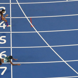 Foto de la llegada de las corredoras de la prueba de los 400 metros lisos en los JJOO de Rio, en lo que la atleta Shaunae Miller (Bahamas) se hace con el oro tras lanzarse en meta en plancha. REUTERS/Fabrizio Bensch .