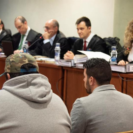 La Audiencia de Lleida ha iniciado esta mañana el juicio contra Ismael Rodríguez (d), un cazador que hace dos años disparó mortalmente y por sorpresa contra dos agentes rurales en un coto de la localidad leridana de Aspa cuando llevaban a c
