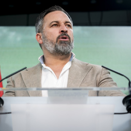 El presidente de Vox, Santiago Abascal, comparece durante el seguimiento de la jornada electoral de los comicios autonómicos de Galicia, en la sede nacional de Vox, a 18 de febrero de 2024, en Madrid (España).