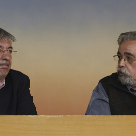 Los portavoces de IUCM en el Ayuntamiento y la Comunidad de Madrid, Ángel Pérez (d) y Gregorio Gordo (i), respectivamente, durante la rueda de prensa. -EFE/PACO CAMPOS