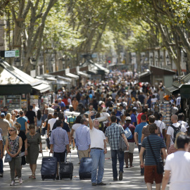 Un hombre se hace una 'selfie' en las Ramblas de Barcelona./ REUTERS/Albert Gea