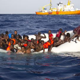 Una barcaza cargada de personas migrantes, a punto de ser rescatada por el barco Aquarius de MSF y SOS Méditerranée.- REUTERS