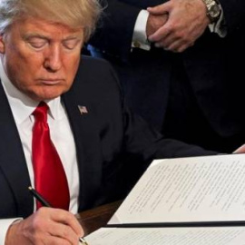 El gobierno estadounidense tendrá ahora 15 días para elaborar una lista de quince productos afectados por los aranceles. EFE