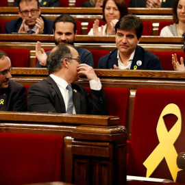 Marta Rovira, a la derecha, durante la sesión de investidura en el Parlament de Catalunya. - EFE