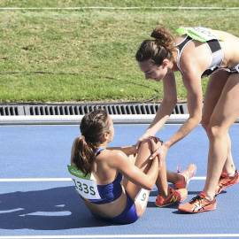Nikki Hamblin levanta a Abbey D'Agostino en la serie de 5.000 metros. /REUTERS