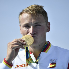 Marcus Walz besa la medalla de oro en el K1 1.000 metros. /AFP