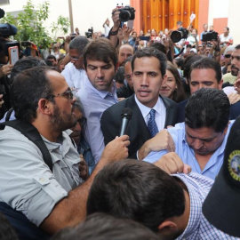 El jefe del Parlamento venezolano, Juan Guaidó (c), a su llegada este viernes a un evento público con diputados en una plaza en el este de Caracas (Venezuela) / EFE